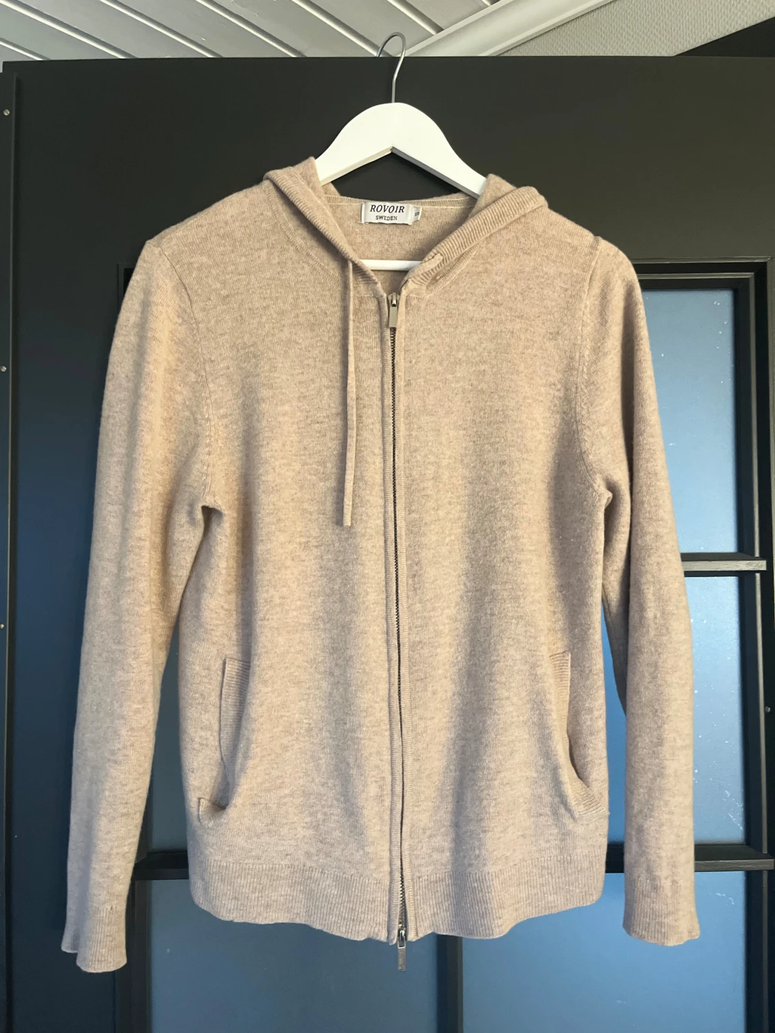 Beige hoodie i kashmir från Rovoír