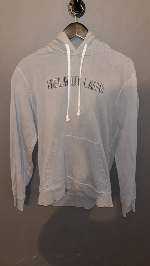 Helmut Lang hoodie  - En riktigt fet Helmut Lang hoodie, ett litet slitage på vänstra armbågen men ingen som någonsin sagt nått till mig om de så inget som märks. Skön passform å riktigt najs färg! Hör av dig vid frågor!🙏