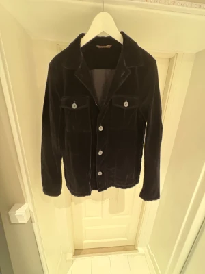 Oscar Jacobsson overshirt - En Oscar Jacobsson overshirt i mocka material. Mycket fint skick och bör passa om man är mellan 173-183 ungefär. Skriv vid minsta lilla intrerre.