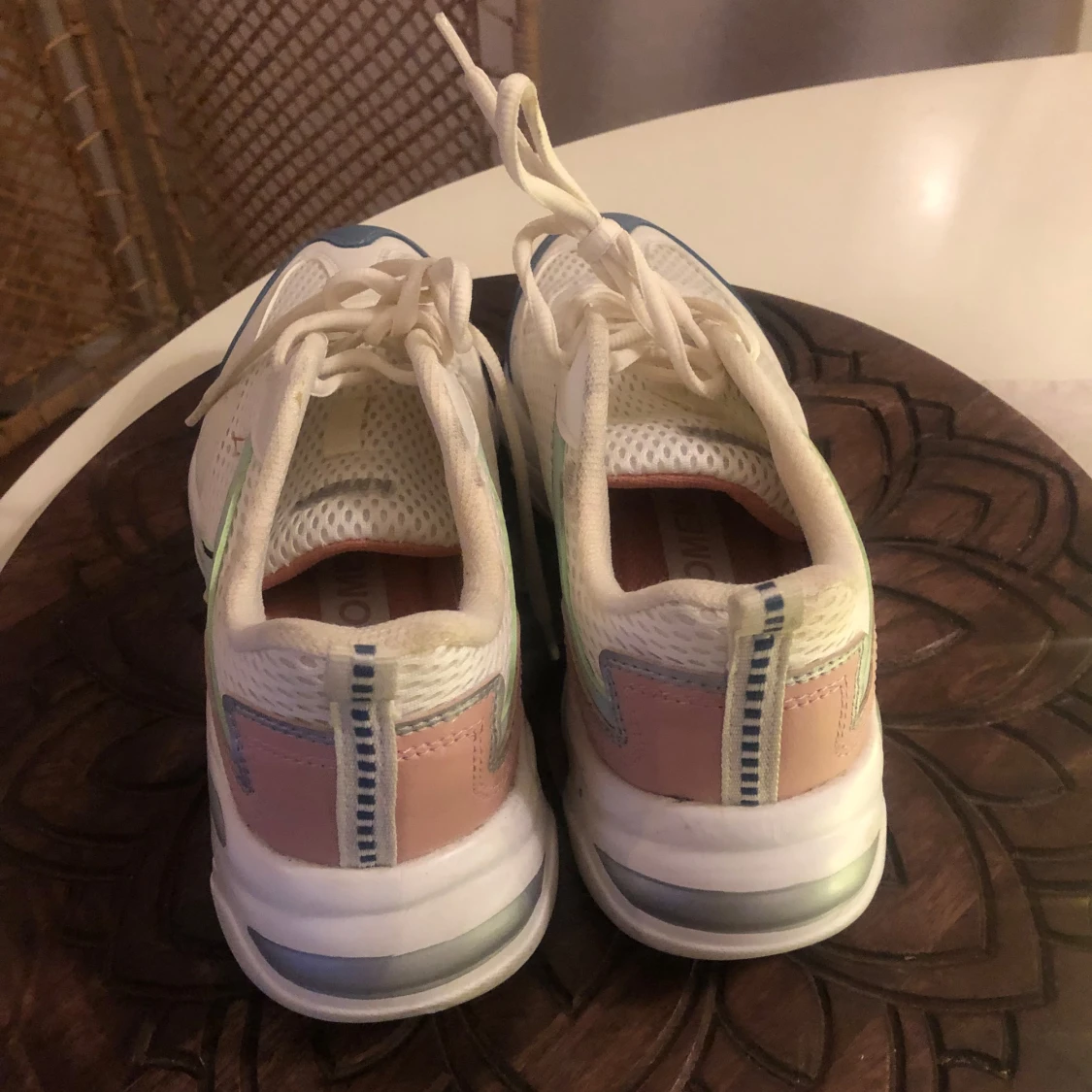 Vita chunky sneakers med pastell - 1