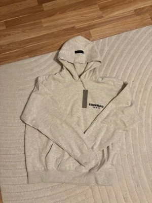 FoG Essentials Hoodie - FoG Essentials hoodie till ett bra pris helt nyskick!