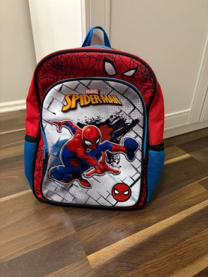 Spiderman ryggsäck  - Ryggsäck från marvel köpt för 350kr men aldrig använts. Helt ny inga skador. Perfekt som julklapp