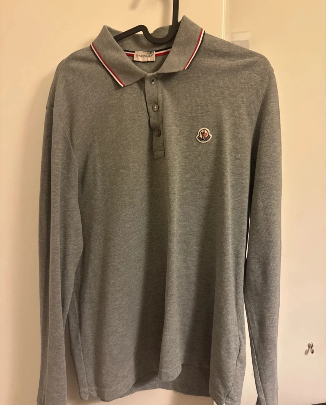 Grå långärmad piké från Moncler