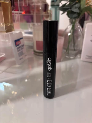 Got2b Tinted Glued Brow Gel - Säljer en Got2b Tinted Glued Brow Gel i svart tub. Perfekt för att forma och färga brynen med ett naturligt resultat. Enkel att applicera med borste och håller brynen på plats hela dagen. Tuben är smidig att ta med i väskan. Svart färg!