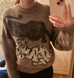 Brun stickad tröja - Säljer en brun stickad tröja med coolt motiv. Är stl xs men passar mig som brukar ha s