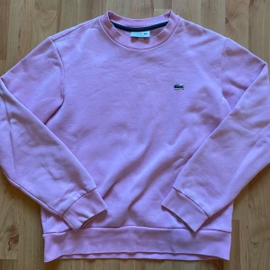 Lacoste sweatshirt pink/rosa  - Hej, säljer en Lacoste sweatshirt. Skick som ny, inga märken eller skador. Storlek M passar även S. Skriv för mer info och bilder🤙