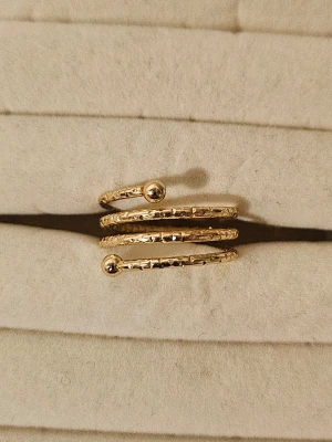 Guldfärgat ring✨️ - Guldfärgad ring med fyra nivåer. Perfekt för en Stockholm/clean girl-stil✨️💫