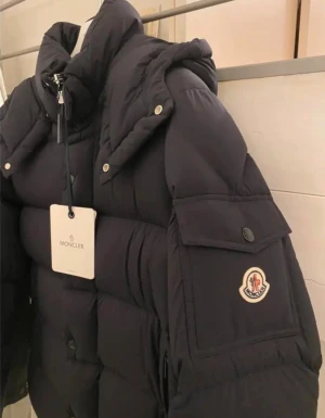 Moncler Vezere Down Jacket Black storlek 3 - Säljer min äkta Moncler Vezere, en lyxig och eftertraktad dunjacka som kombinerar stil, komfort och premiumkvalitet. Jackan är väl omhändertagen och fri från defekter. Fick den i födelsedagspresent och är från farfetch.