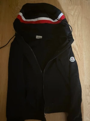 Moncler cardigan  - En fin moncler cardigan helt ny använt bara några gånger 