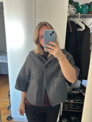 Kappa/poncho från zara - Säljer denna kappa/poncho från Zara. Den är i barnstorlek men passar som en S. Endast använd några gånger.