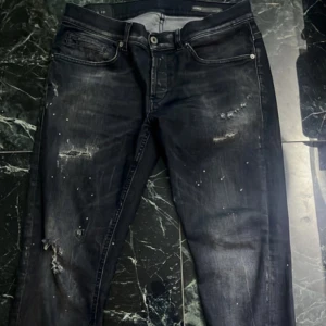 Dondup jeans George  - Storlek 33 passar mindre, bra skick fast lite slitna där nere (bild 4). 