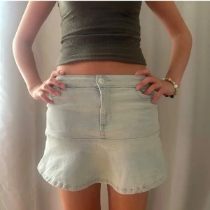 volang jeanskjol - så söt volang jeanskjol från hm i storlek 32 men passar mig med s 💘har några missfärgningar 