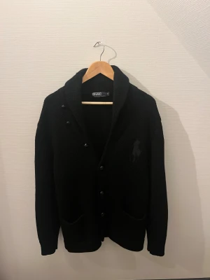 Polo Ralph lauren Cardigan  - Tja! Säljer min nya polo Ralph lauren cardigan då jag inte har använt. Den är använd 2-3 gånger och passar sig som är mellan 175-182.  Skick-9/10, vid mer frågor är de bara att höra av sig