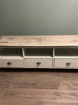 Tv-bord  - Säljer ett TV-bord i mycket gott skick. Bordet har aldrig använts utan har endast stått i förvaring, vilket gör att det är i nyskick. Stabil konstruktion och passar perfekt i både vardagsrum och sovrum.