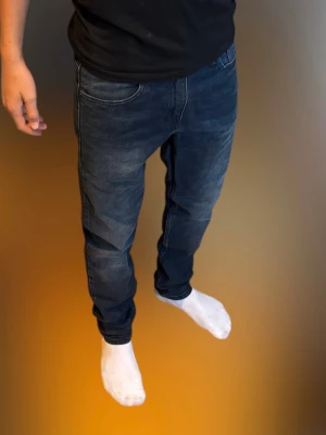 Levi's 512 svarta jeans -  Snygga Levi’s 512 svart färg med sköna detaljer. Skicket är bra och svara gärna på era frågor😀