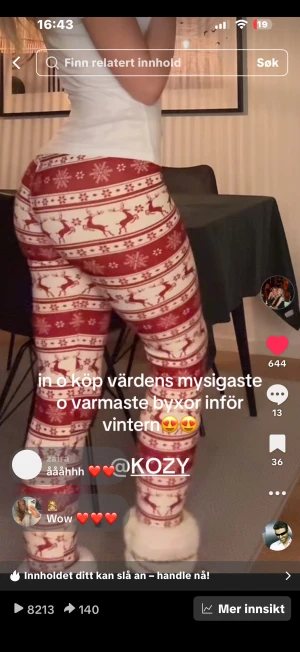 Röda julmönstrade mjukisbyxor - Supermysiga röda mjukisbyxor från KOZY med juligt mönster av renar och snöflingor i vitt. De är till o med fodrade!😍😍