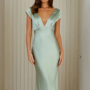 Ljusgrön balklänning - Ljusgrön balklänning från hello molly, skulle ha den på balen men hittade en annan som passade mina preferenser bättre!😊