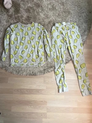 Avokado pyjamas sett - Ett fint/gulligt avokado pyjamas sett, som bara kan köpas tillsammans. Pyjamasen är ifrån HM och är i storlek 158/164