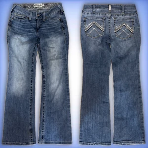 Bootcut ariat jeans - Ett par snygga bootcut ariat jeans i ett fint skick! Innerbenslängd: 77cm💙midjemått tvärs över: 36cm💙