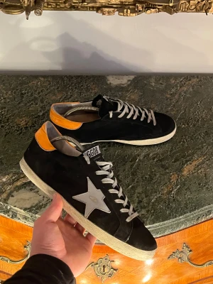 Golden Goose skor  - Goolden goose skor | Fint skick | Nypris 6000kr mitt pris 1590 | Storlek 42 passar 43 | Dustbag ingår | Hör av dig vid minsta fråga eller fundering📩