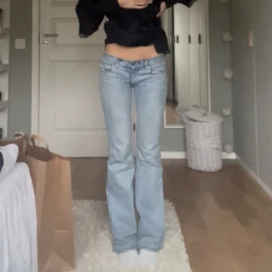 Ljusblå bootcut jeans från Abrand - Midjemått 35 cm, innebenslängd 78 cm. Jag har sytt de mer lågmidjat. 