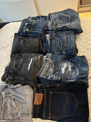 8 par Jeans i olika tvättar och slitningar - Säljer 8 par jeans i bulk packet, ett par lee jeans, fem par jack and Jones slim Glenn,  2 par supply and demand, otroligt pris! För endast 1999 kr! Allt nytt ligger ungefär på 4500-5500 kr/ möjligt att pruta, storlekarna ligger runt xs-m
