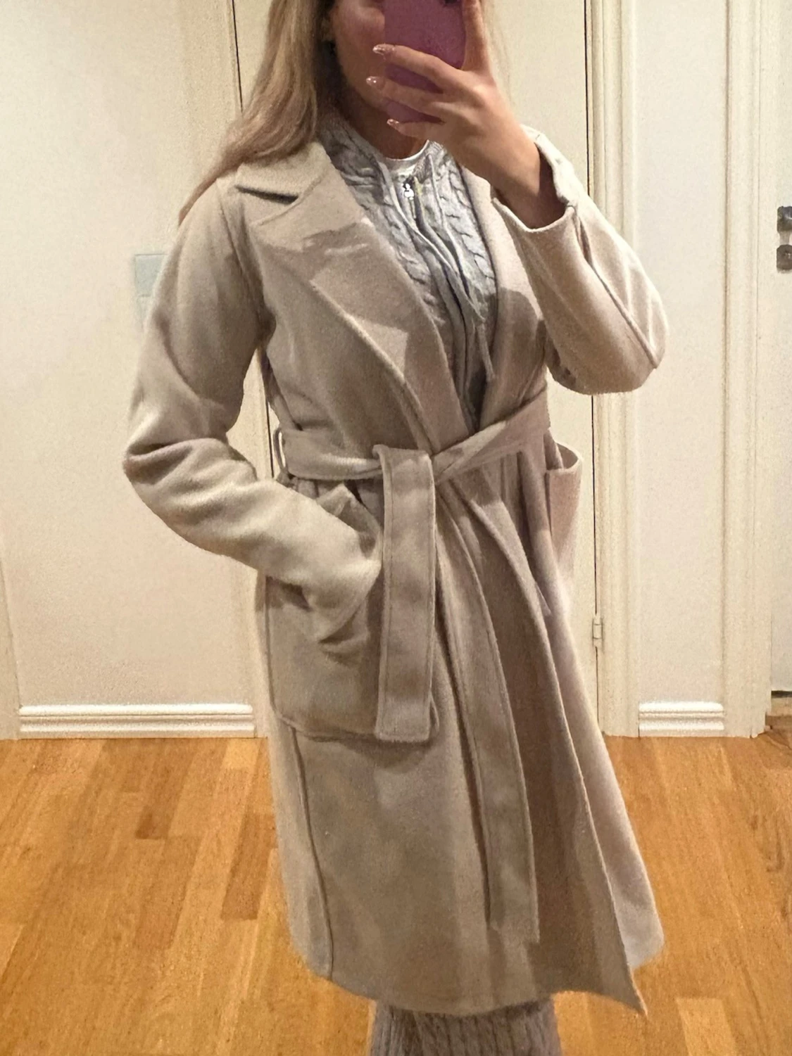 Beige kappa med bälte och stora fickor - 2