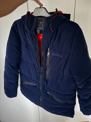 Geonorway jacka blå glänsande sammet - Kap! En helt sjukt unik ursnygg Geonorway vinterdunjacka i glänsande sammet och storlek M. Superfint skick som ny! Perfekta vinterjackan för dig som avslappnat vill sticka ut lite och samtidigt inte frysa!