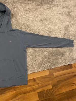 Gant tröja storlek 176 - Säljer en snygg och bekväm GANT hoodie som jag köpte för ungefär en månad sen. Skulle säga att det är mycket bra skick på tröjan! Bara att höra av sig vid frågor!!
