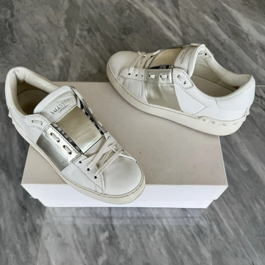Valentino Open skor