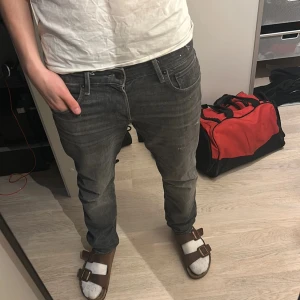 jeans med små slitningar  - säljer nu dessa asfeta jeans med små slitningar från jack and jones för endast 299. kom privat för mer bilder eller andra funderingar. storlek är 33/32