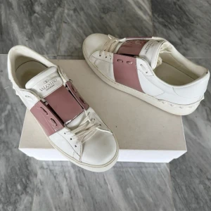 Valentino Open skor - Valentino Open - Skick: Använda fåtal gånger - Tillbehör: Valentino kort  - Nypris: 6000kr - TrendWardrobe