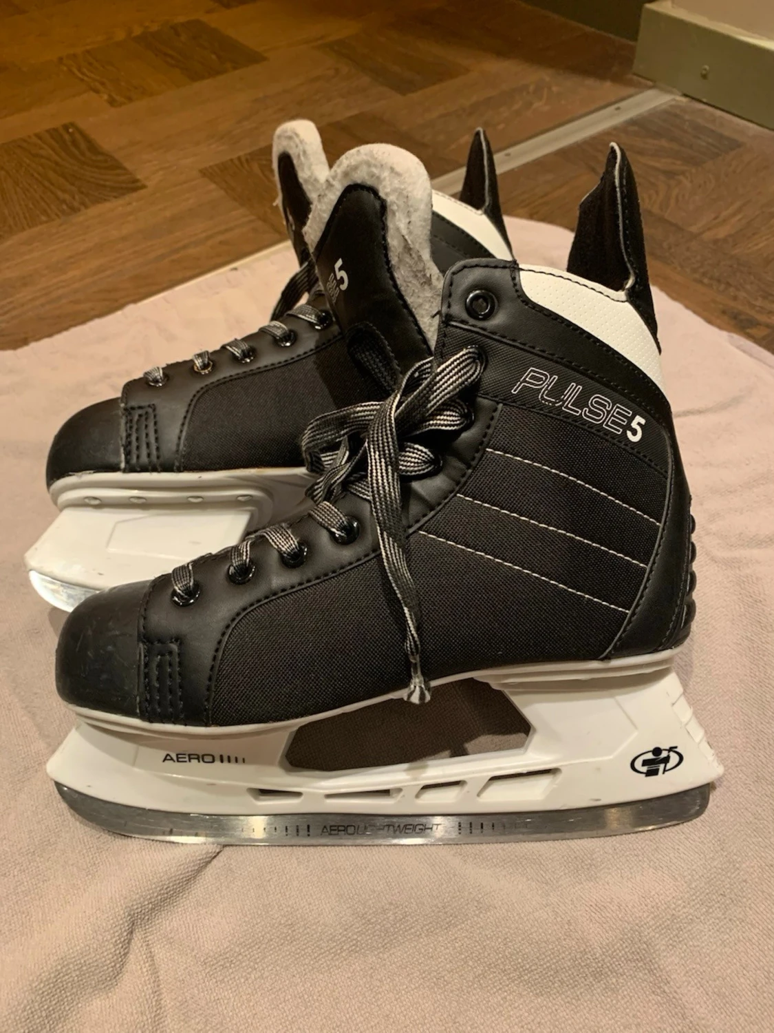 Svarta skridskor Pulse 5 strl 40