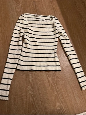 Randig tröja - Urringad randig tröja från hm