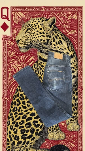 Nudie Jeans tape ted - Säljer ett par klassiska blå jeans från Nudie Jeans med snygga slitningar och kontrastsömmar. Modellen har raka ben och fem fickor, samt Nudie-logga på bakfickan och läderpatch i midjan. Perfekta för dig som gillar stilrena och tidlösa jeans.