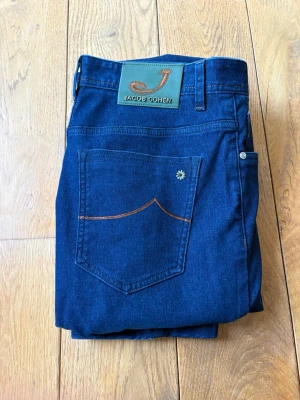 Jacob Cohën jeans - Säljer ett par fel fria Jacob Cohën jeans i nyskick. Jeansen är riktigt fräscha, till och med insidan är i nyskick. De är i storlek W31 och runt L32, L33. Hör av er vid frågor. 