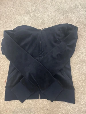 Juicy Couture zip hoodie, xxs - Juicy couture zip hoodie i storleken xxs, i färgen Night Sky. Säljs då jag knappt använder den. Köpte den för 1299kr.