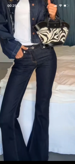 Mörkblåa utsvängda jeans  - Asfina jeans från hm!!!🥰🥰