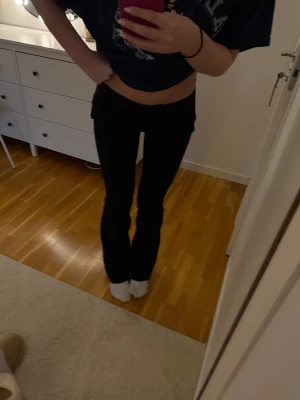 Kostymbyxor - Så fina lågmodjade kostymbyxor köpta på bikbok för 2 år sen!! Sitter så fint är är perfekt längd (jag är runt 164cm!)😽😍