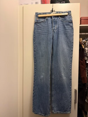 Blå raka jeans i storlek 36 - Snygga blå jeans med rak passform och klassisk femficksdesign. Jeansen har normal midja och är tillverkade i slitstarkt denimtyg. Perfekta för dig som gillar en enkel och tidlös look. Storlek EUR 36.