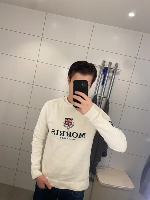 Stickad morris - Jag säljer en riktigt fet stickad Morris tröja i fint skick! || Skick: 9/10, minimala fläckar på något ställe ||Storlek: M, men passar också S || Modellen är 178cm🙌 || Tveka inte på att ställa frågor😉