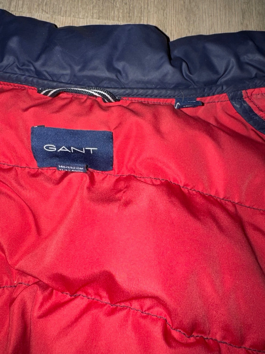 Mörkblå dunväst från GANT - 1