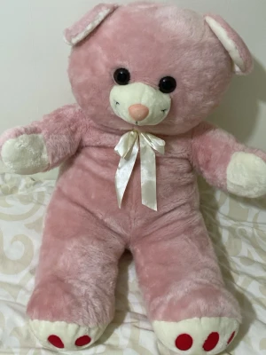 Rosa gosedjur  - Har en gigantisk storlek som tänker nästan en säng för sig själv 