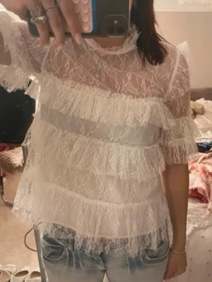 Rachel Blouse By Malina - Använt ett fåtal gånger, inga fläckar eller liknande, men finns nån tråd inuti som kan sticka ut men går att klippa bort och syns inte utanpå när man har på sig den