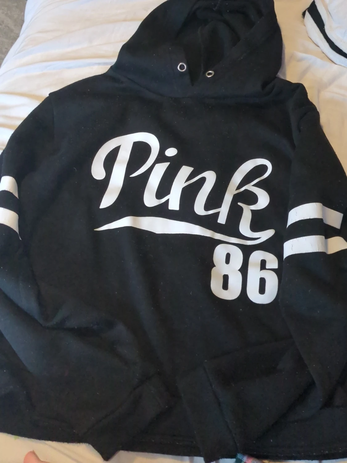 Svart hoodie, pink 86