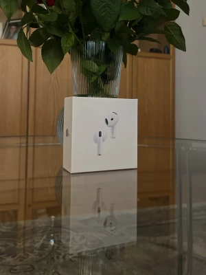 Apple AirPods 4 (ANC) - Helt nya Apple AirPods 4 med aktiv brusreducering (ANC). Oöppnad originalförpackning, tillverkad 2023. Kompatibel med USB-C. Perfekt för trådlös musik och samtal med hög ljudkvalitet. Inga synliga defekter eller slitage. Aldrig använt helt oöppnade. Köpta på BlackFriday, kvitto finns. Skriv för mer info!