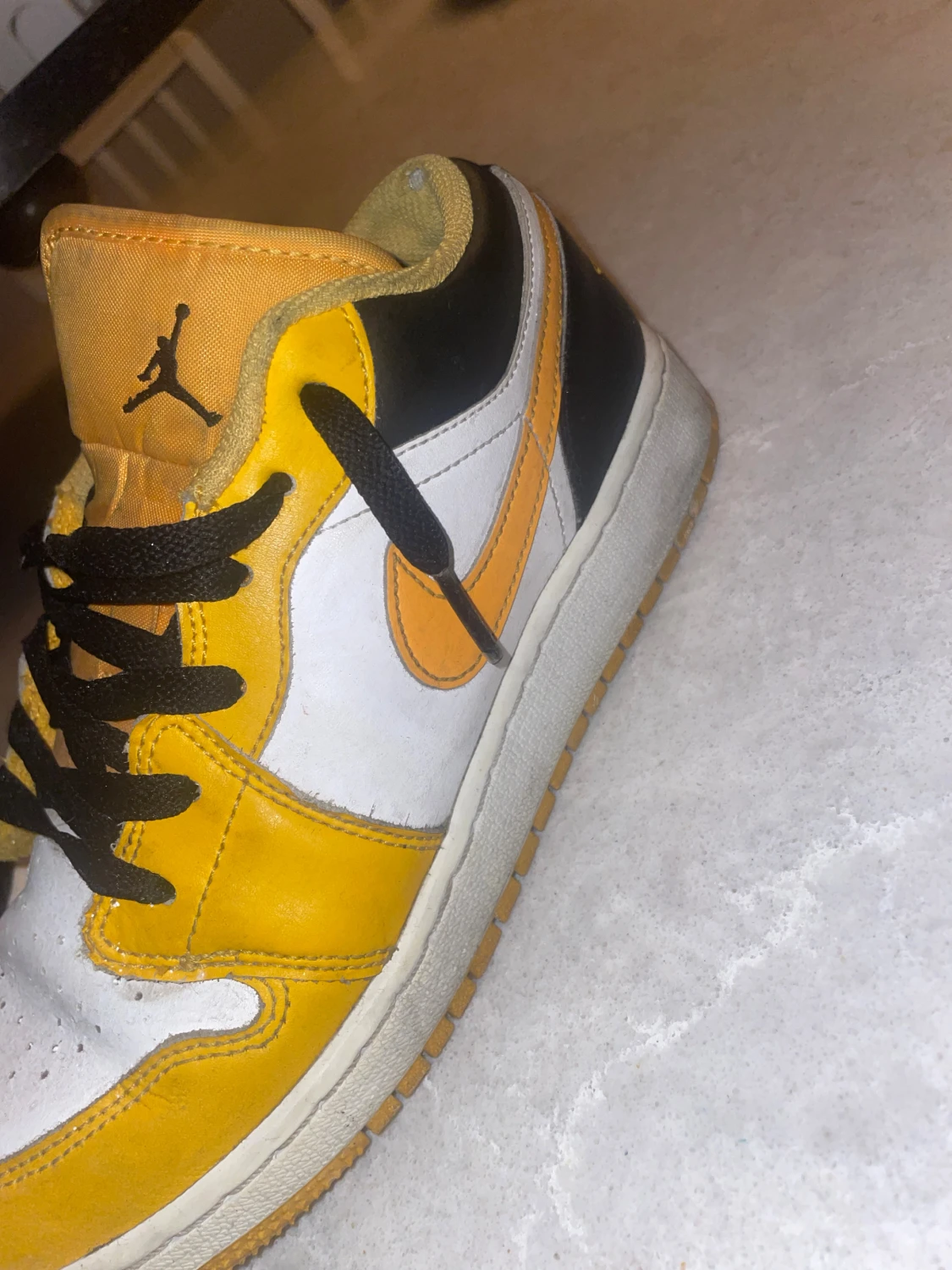 Nike Jordan 1 Low gul och svart - 1