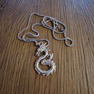 Halsband drake - Halsband drake. Berlock 4,5 cm x 2,8 cm. Kedja 60 cm. Inkl.kedja.