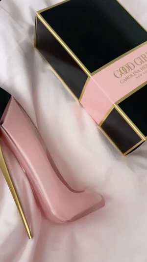 Carolina herrera good girl blush - Säljer min fina super feminina parfym från Carolina herrera som tyvärr inte kommit till användning. Endast några sprut sprayade 💕