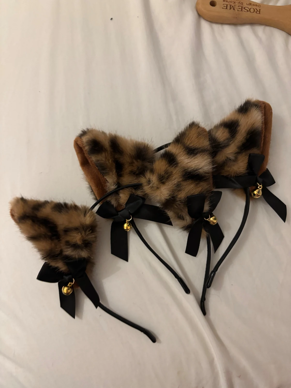 Leopardmönstrad pälsväst med rosetter